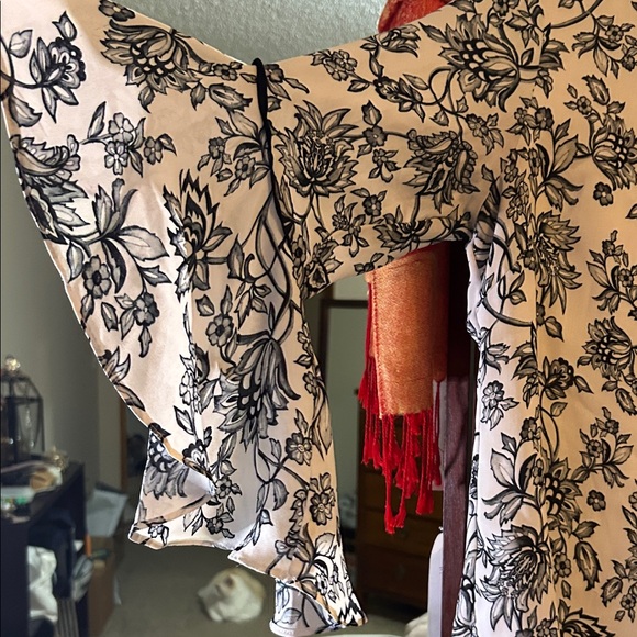 White House Black Market Floral Black & White Women's Top - Picture 3 of 6